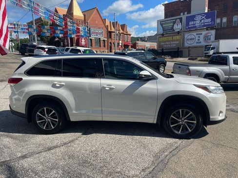Used 2017 Toyota Highlander XLE AWD/4WD image 5