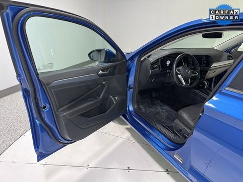 Used 2024 Volkswagen Jetta SE w/ Panoramic Sunroof Package image 8