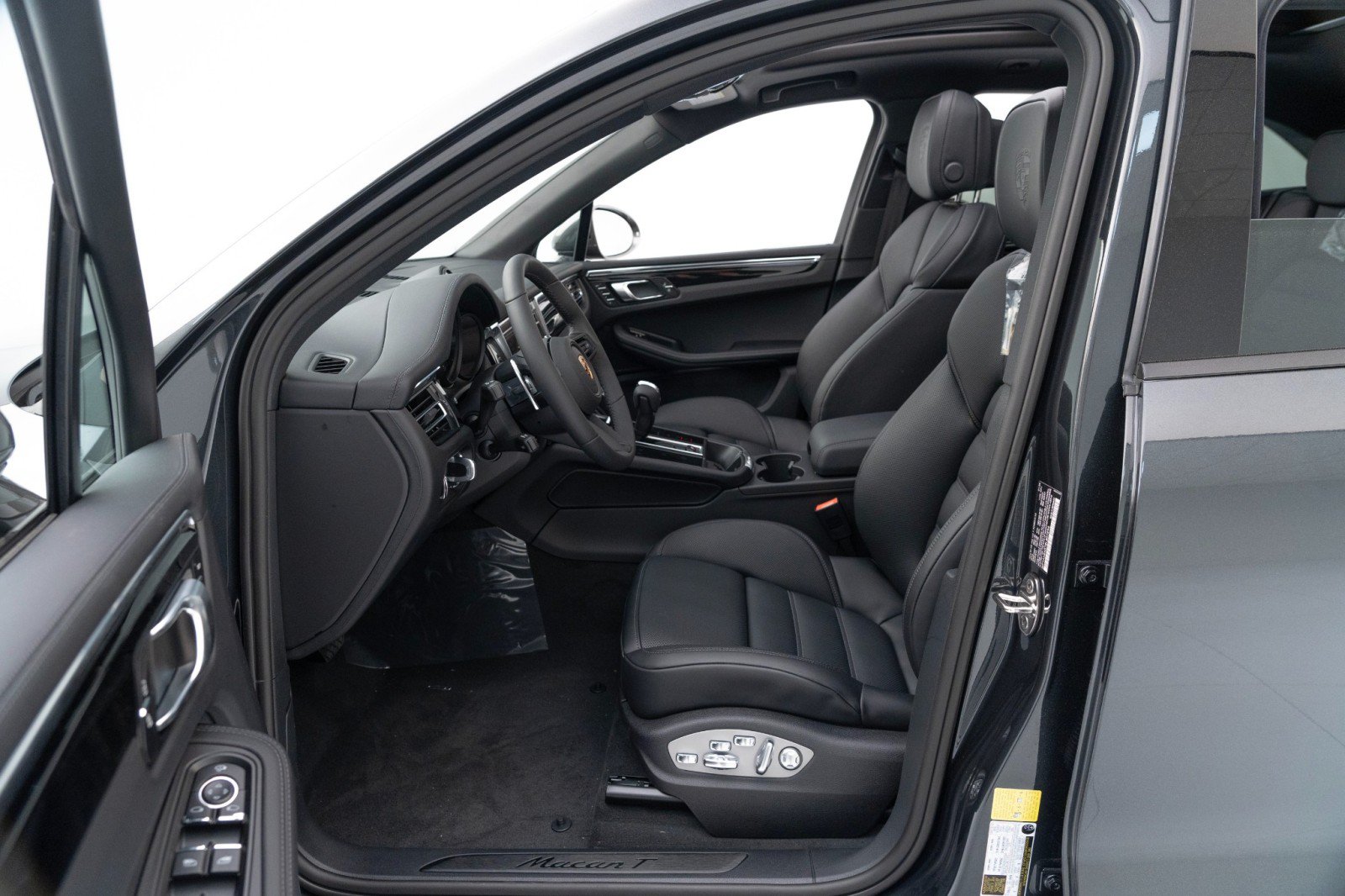 Certified 2025 Porsche Macan Turbo AWD/4WD image 17