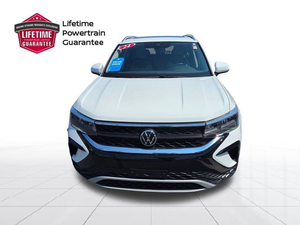 Used 2024 Volkswagen Taos SE w/ Panoramic Sunroof Package FWD image 4