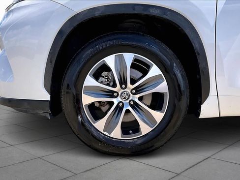 Used 2022 Toyota Highlander XLE image 11