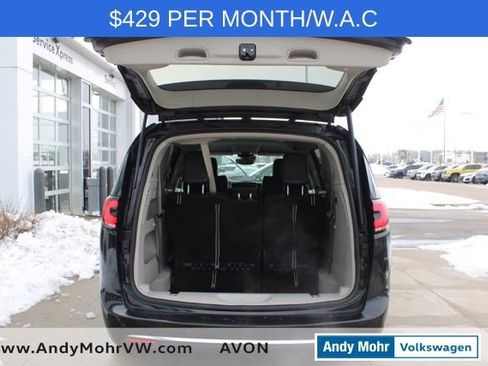 Used 2023 Chrysler Pacifica Touring-L image 8