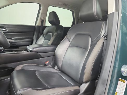 Used 2022 Nissan Pathfinder SL w/ SL Black Package FWD image 10