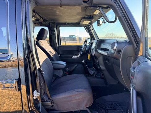 Used 2015 Jeep Wrangler Unlimited Rubicon w/ Connectivity Group image 10