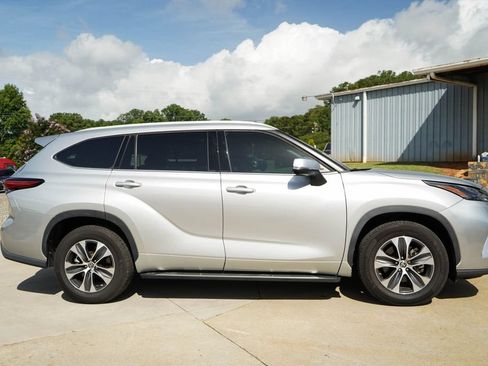 Used 2022 Toyota Highlander XLE FWD image 3