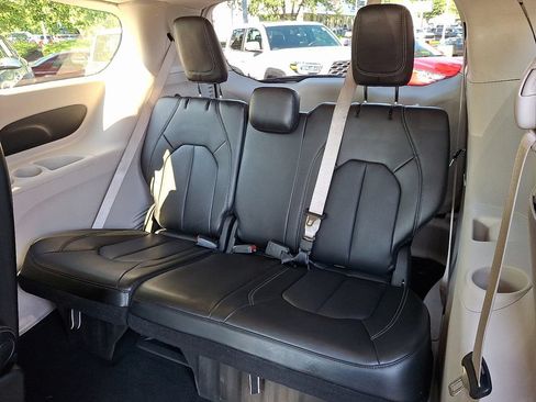 Certified 2023 Chrysler Pacifica Touring-L FWD image 10