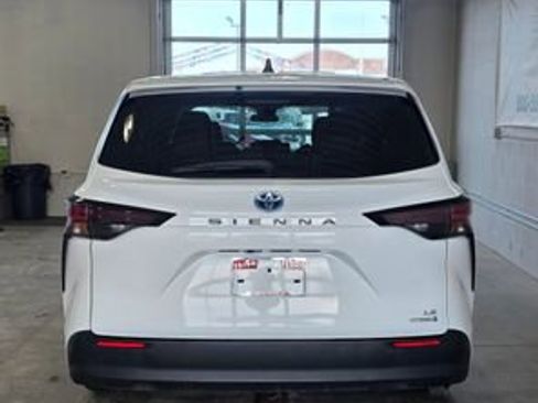 Used 2024 Toyota Sienna LE image 4