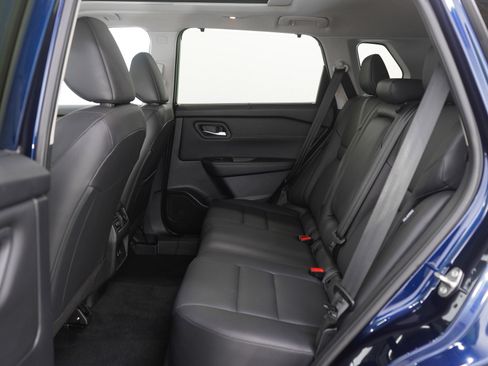 Used 2024 Nissan Rogue SV w/ SV Premium Package image 18