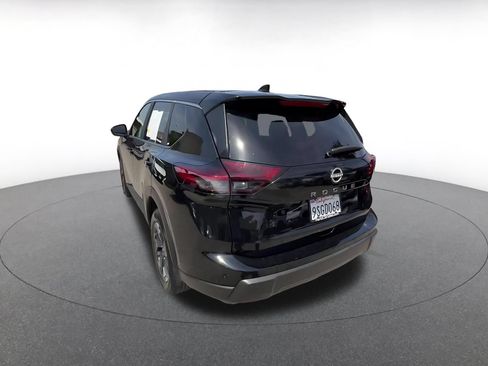 Used 2025 Nissan Rogue SV FWD image 11