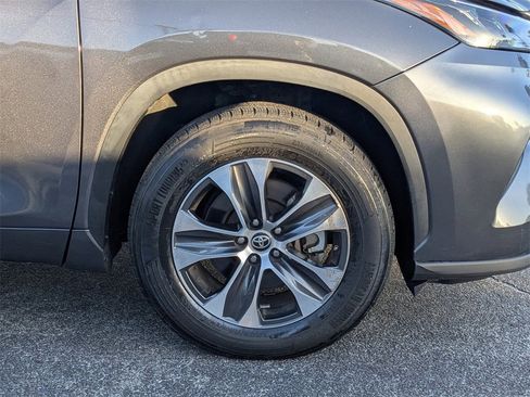 Used 2022 Toyota Highlander XLE image 11