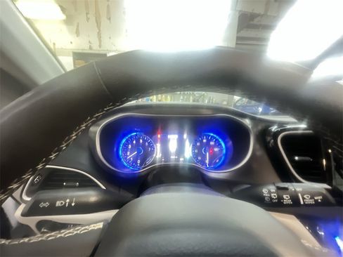 Used 2024 Chrysler Pacifica Touring-L image 15