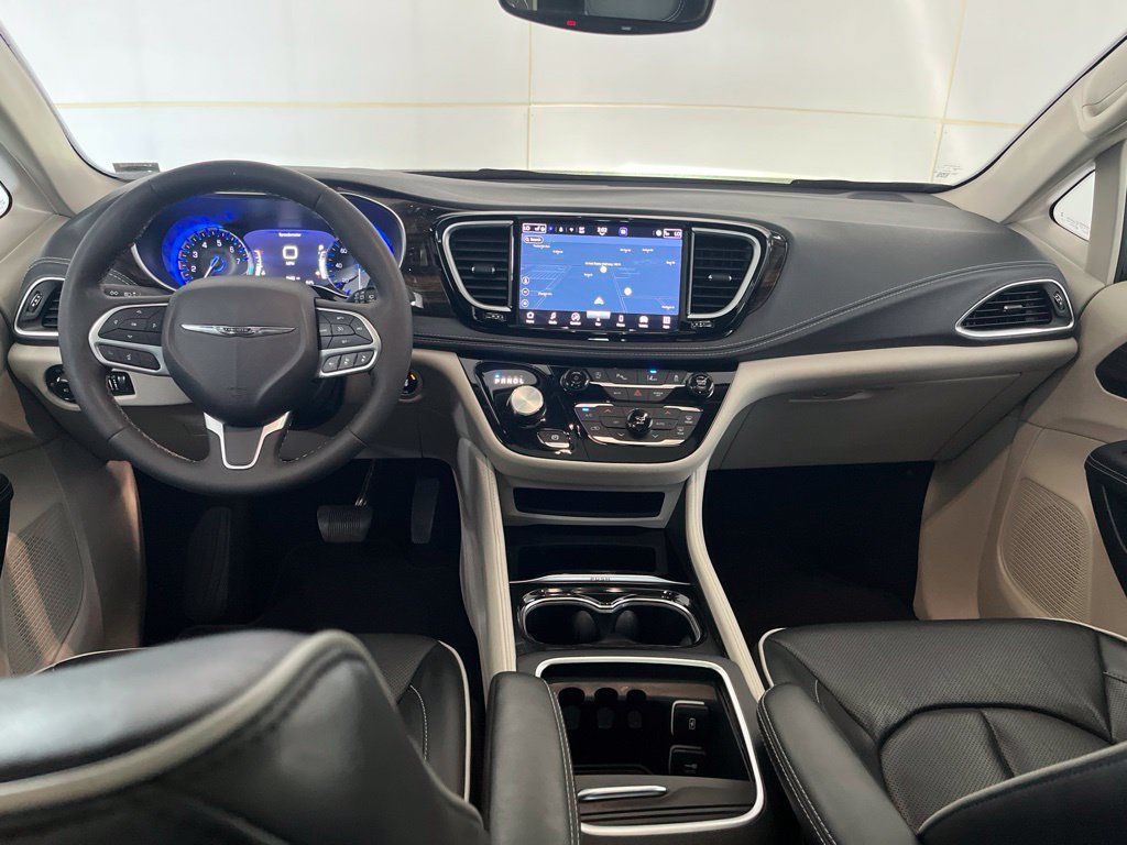 Used 2023 Chrysler Pacifica Limited FWD image 31