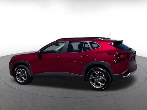 Used 2025 Chevrolet Trax LT w/ LT Convenience Package image 4