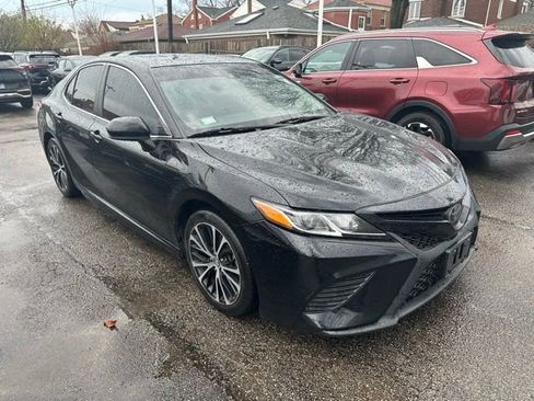 Used 2020 Toyota Camry SE image 3