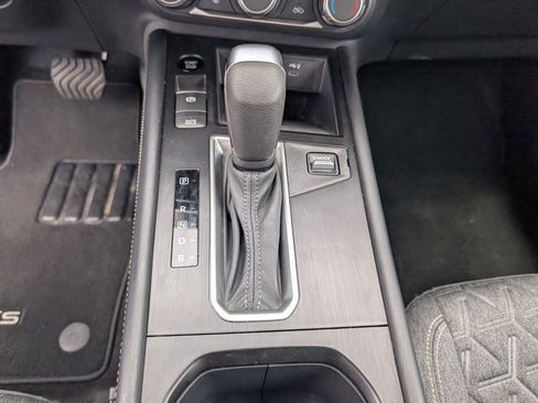 Used 2025 Nissan Kicks SV AWD/4WD image 23