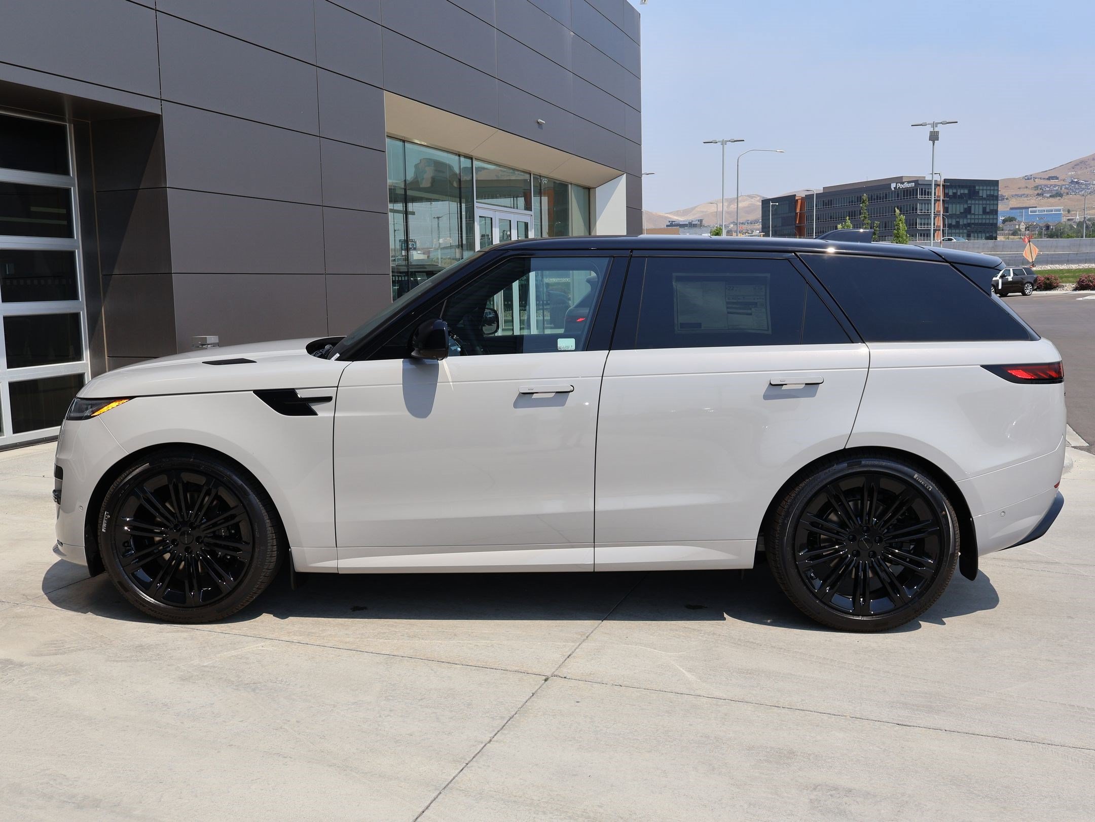 New 2026 Land Rover Range Rover Sport Dynamic SE AWD/4WD image 9