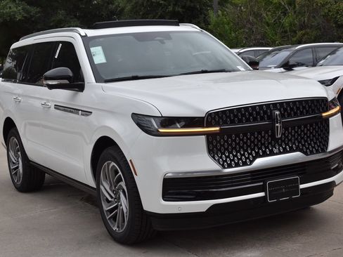 New 2026 Lincoln Navigator Reserve AWD/4WD image 3