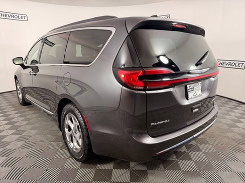 Used 2023 Chrysler Pacifica Limited FWD image 4