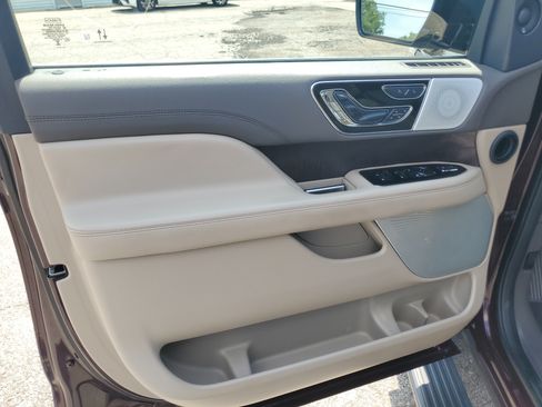 Certified 2024 Lincoln Navigator Reserve AWD/4WD image 10