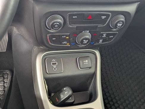 Used 2019 Jeep Compass Latitude w/ Popular Equipment Group FWD image 20