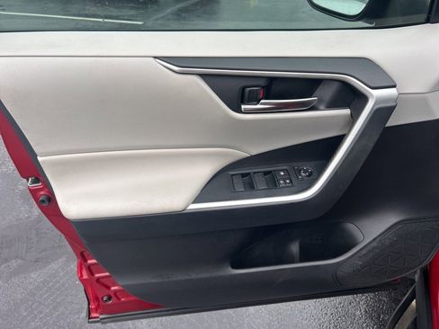 Used 2020 Toyota RAV4 XLE image 3