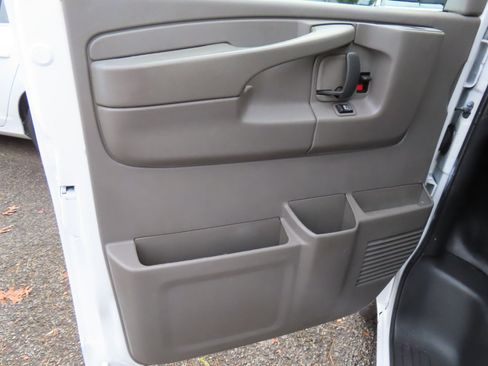 Used 2015 Chevrolet Express 2500 image 10