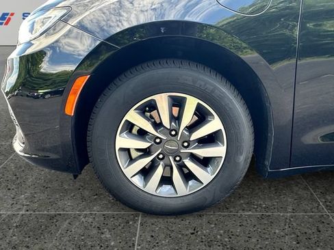 Used 2024 Chrysler Pacifica Limited FWD image 14