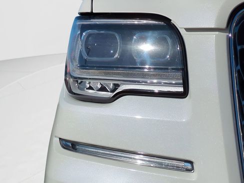 Used 2022 Lincoln Navigator Reserve image 9