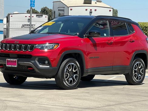 Used 2025 Jeep Compass Trailhawk AWD/4WD image 9