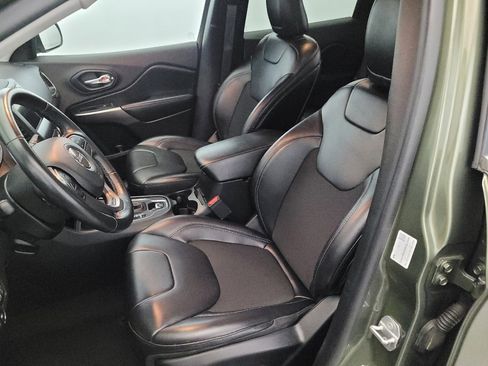 Used 2019 Jeep Cherokee Latitude Plus w/ Cold Weather Group AWD/4WD image 17