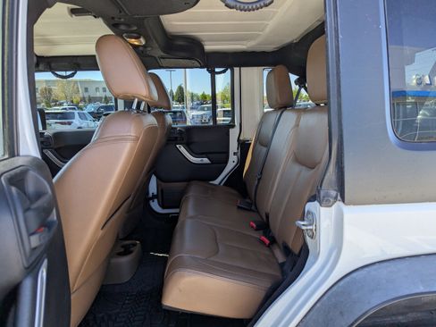 Used 2016 Jeep Wrangler Unlimited Rubicon w/ Connectivity Group AWD/4WD image 28