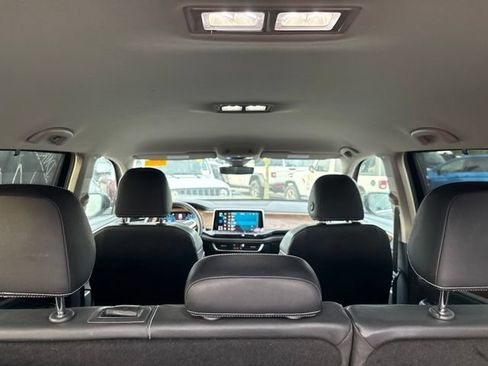 Used 2025 Volkswagen Atlas SE FWD image 13