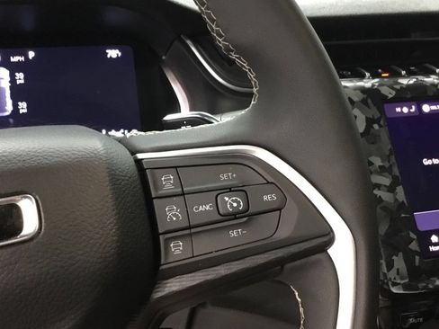 Used 2025 Jeep Grand Cherokee Altitude AWD/4WD image 13