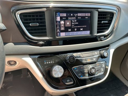 Used 2023 Chrysler Voyager LX image 12