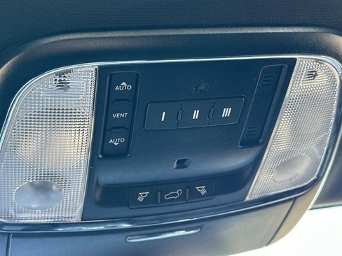 Used 2019 Jeep Grand Cherokee Laredo image 23