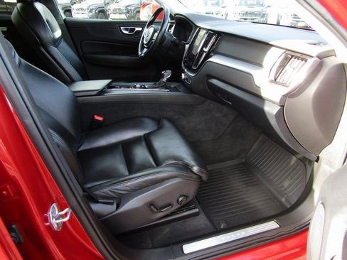 Used 2019 Volvo XC60 T5 Momentum w/ Premium Package image 14