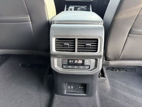 Used 2024 Volkswagen Atlas SEL AWD/4WD image 23