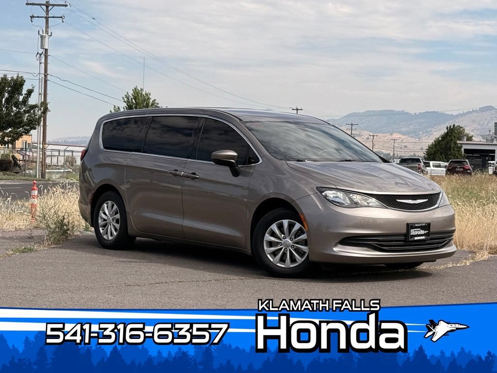 Used 2017 Chrysler Pacifica Touring w/ Tire & Wheel Group FWD image 1