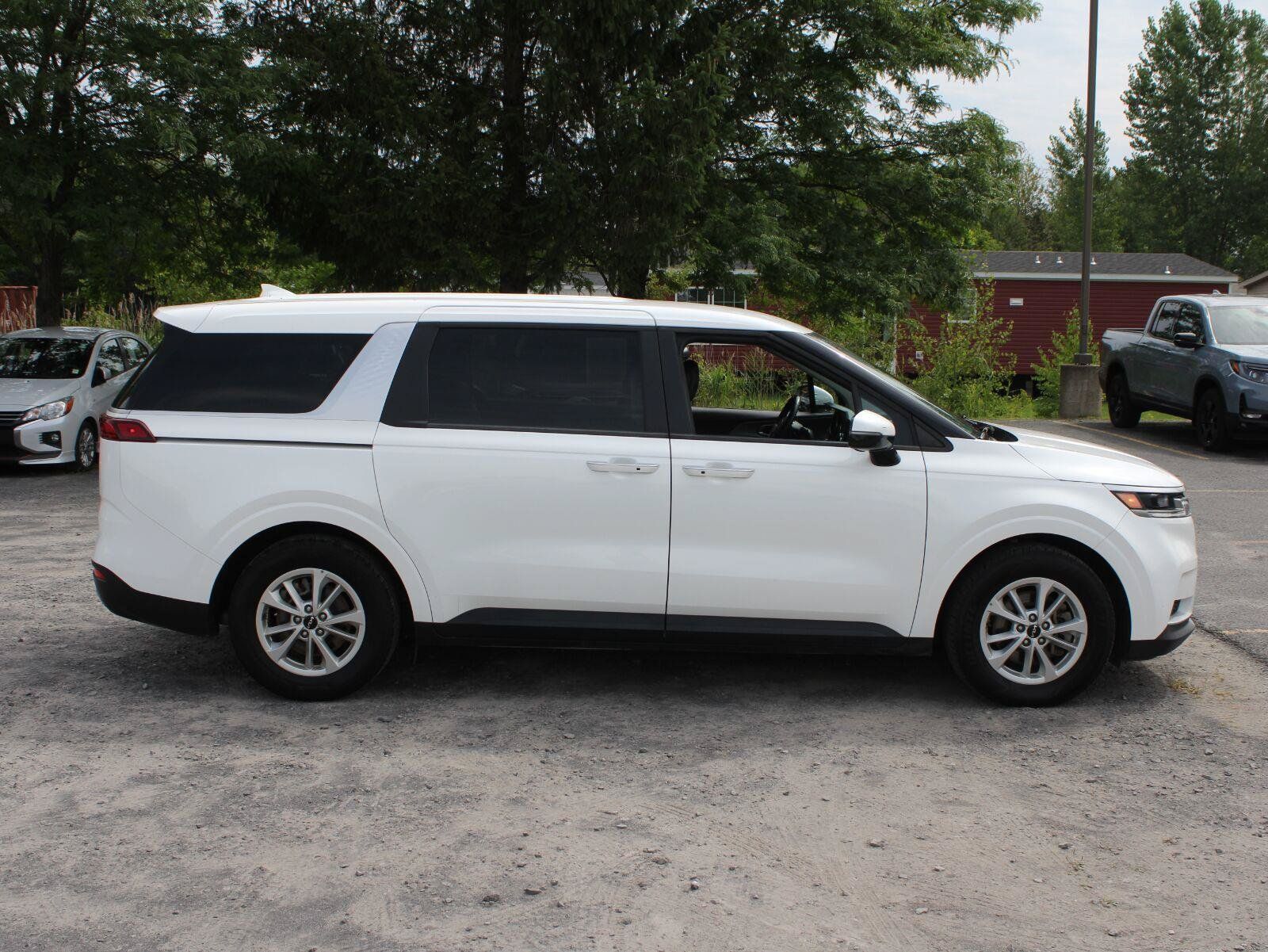 Used 2024 Kia Carnival LX FWD image 4