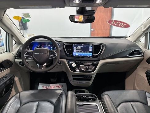 Used 2024 Chrysler Pacifica Select image 40