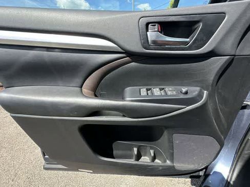 Used 2019 Toyota Highlander XLE AWD/4WD image 19