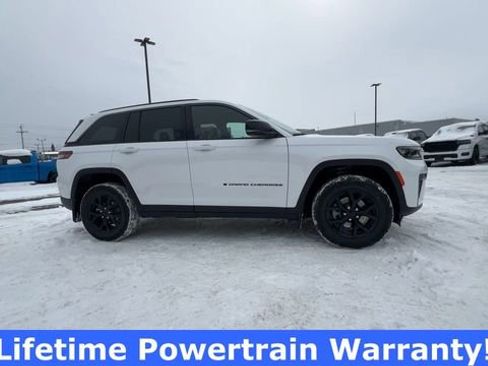 Used 2026 Jeep Grand Cherokee Altitude AWD/4WD image 9