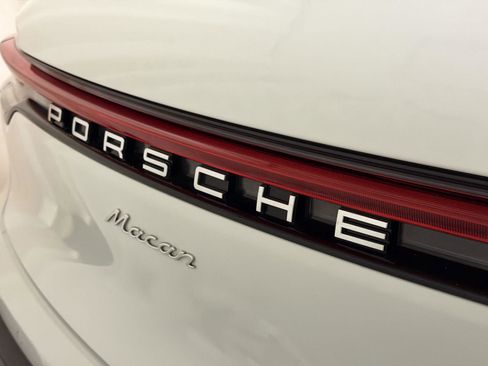 Used 2025 Porsche Macan image 25