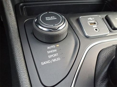 Certified 2022 Jeep Cherokee Latitude Lux w/ Sun & Sound Group image 17