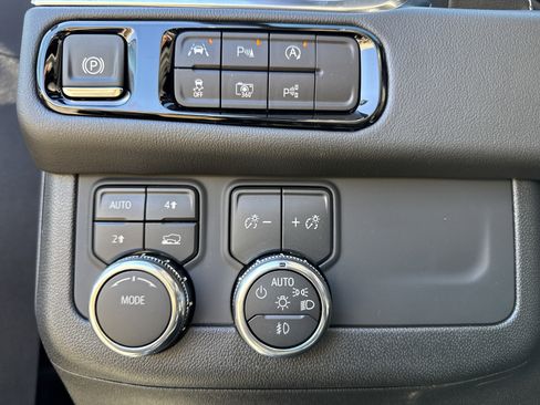 New 2026 GMC Yukon Elevation image 18