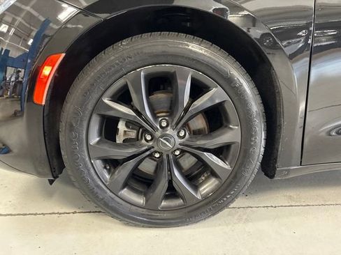 Used 2020 Chrysler Pacifica Touring-L Plus w/ S Appearance Package FWD image 15