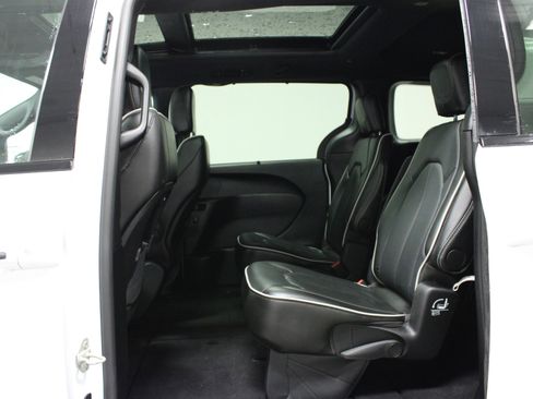 Used 2025 Chrysler Pacifica Limited image 13