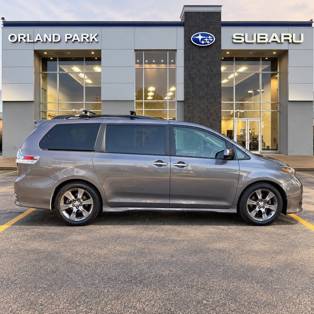 Used 2015 Toyota Sienna SE FWD image 4