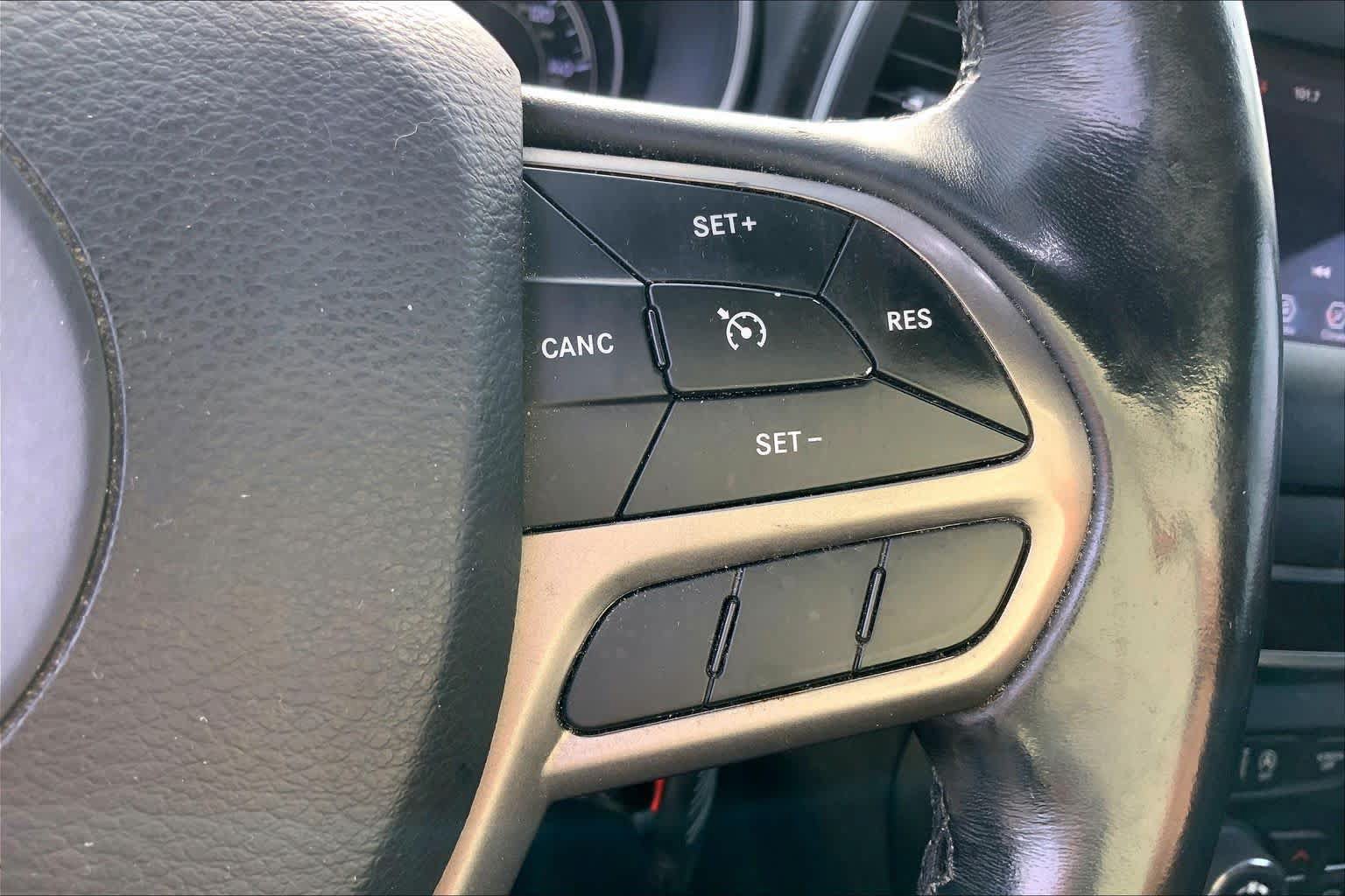 Used 2019 Jeep Cherokee Latitude w/ Cold Weather Group FWD image 23