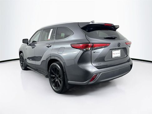 Certified 2023 Toyota Highlander XLE image 8